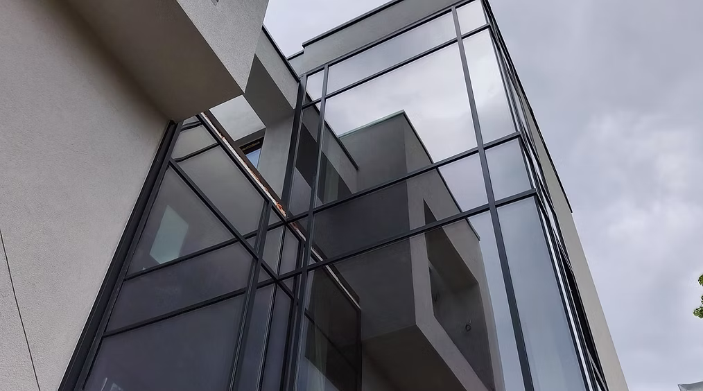 Tâmplărie aluminiu, pereți cortină și fațade din sticlă — exemple lucrări București 2025–2026