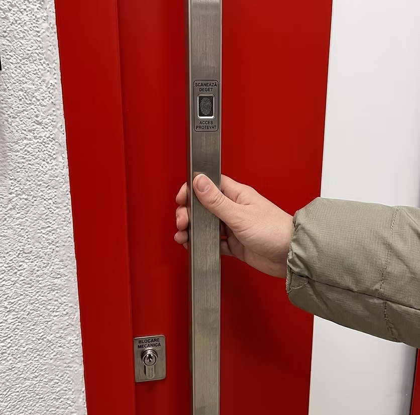 Uși de Intrare Antiefracție cu Comandă Tactilă și Amprentă Digitală — Ghid complet de securitate