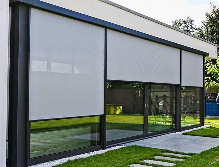 Zipscreen Blackout sau Transparent? Cum alegi țesătura potrivită pentru terasa sau fereastra ta